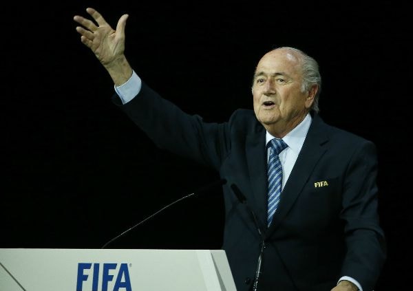 Đương kim chủ tịch FIFA Sepp Blatter đã vượt qua đối thủ duy nhất là Hoàng tử Jordan Ali bin al-Hussein trong cuộc bỏ phiếu kín tại Zurich (Thụy Sĩ) để tiếp tục lãnh đạo FIFA nhiệm kỳ 4 năm tới. Cuộc bầu chủ tịch FIFA năm nay diễn ra trong không khí u ám khi tổ chức này vừa dính vào scandal nghiêm trọng nhất trong lịch sử với 9 quan chức bị bắt vì nhận hối lộ (27-5). Sau khi scandal nổ ra, nhiều liên đoàn bóng đá lớn, trong đó có cả chủ tịch UEFA Michel Platini đã lên tiếng kêu gọi Sepp Blatter từ chức và hoãn bầu cử.  Nguồn: Reuters