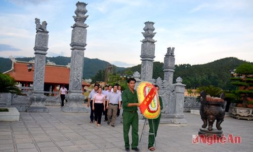 Lãnh đạo Báo Nghệ An dâng hoa tại khu tưởng niệm các liệt sĩ Truông Bồn