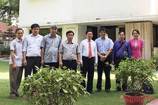 Đoàn lãnh đạo tỉnh Nghệ An chụp hình lưu niệm ở Đại sứ quán Việt Nam tại Ấn Độ