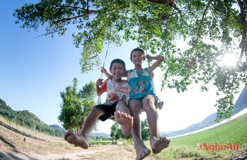 Chơi “xích đu” tự chế.Ảnh: T.C