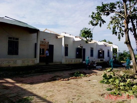 Lốc xoáy gây thiệt hại nặng ở trường tiểu học Đức Sơn