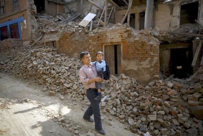 Phụ huynh đưa con em trở lại trường học ở Nepal (ảnh Reuters).