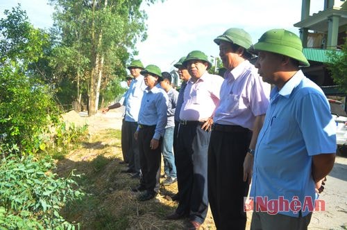 Đoàn kiểm tra tuyến kênh Lê Xuân Đào - Hưng Nguyên 