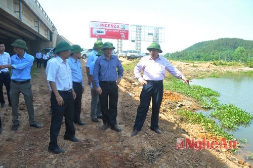 Đoàn kiểm tra việc đắp đập ngăn sông Cấm giữ nước ngọt phục vụ sản xuất