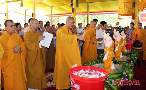 Nghi thức tắm Phật được tổ chức long trọng và tôn nghiêm 