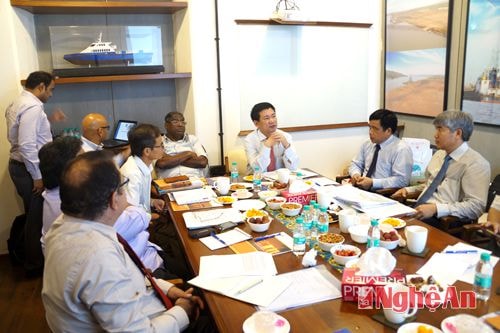 Mr. Ho Duc Phoc exchanges with investors