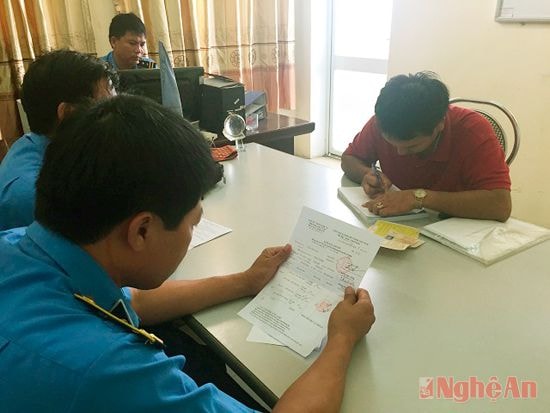 Tài xế xe khách ký giấy biên bản vi phạm chở quá số người quá quy định