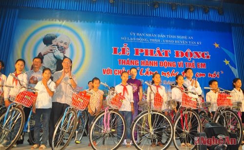 Tặng xe lăn cho học sinh nghèo vượt khó học giỏi của huyện Tân Kỳ  tại Tháng hành động vì trẻ em năm 2015.