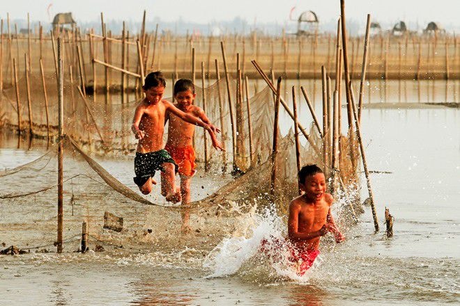 Sông nước cũng là nơi để lại cho nhiều người đã trưởng thành những kỷ niệm về một thời ấu thơ.