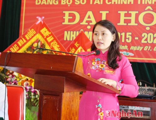 Đồng chí Đậu Thị Minh Loan - Chánh Thanh tra Sở Tài chính trình bày tham luận về xây dựng Đảng bộ trong sạch vững mạnh.