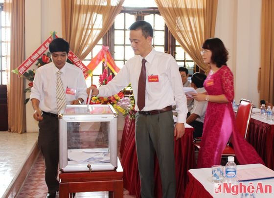  Bỏ phiếu bầu BCH Đảng bộ mới nhiệm kỳ 2015-2020