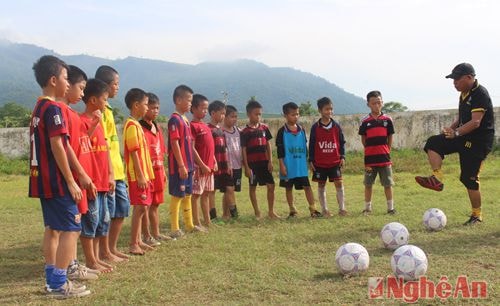Huấn luyện viên Nguyễn Thành Quang trao đổi chiến thuật thi đấu với các cầu thủ nhí. Huấn luyện viên Nguyễn Thành Quang đã gắn bó với đội nhi đồng xứ Quế 19 năm nay, cũng đồng nghĩa với ngần ấy năm ông sát cánh với Giải bóng đá thiếu niên - nhi đồng Cup Báo Nghệ An với tất cả tâm huyết và say mê.