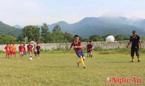 8h sáng, thời tiết đã bắt đầu nắng nóng, tuy nhiên vẫn không làm giảm đi sự hào hứng trong tập luyện. Trong ảnh, các cầu thủ nhí đang thực hiện bài tập sút bóng dưới sự hướng dẫn của HLV Nguyễn Thành Quang.