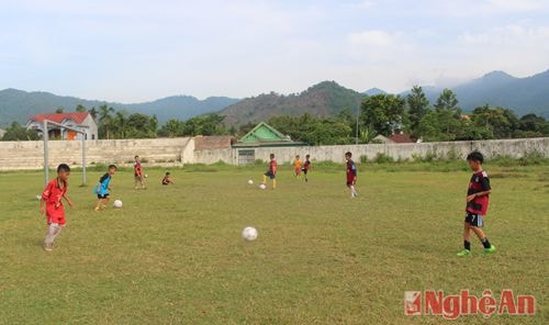 Một trong những bài tập được HLV Nguyễn Thành Quang chú trọng là kỹ năng chuyền bóng cho đồng đội. Trong ảnh, các cầu thủ nhí hào hứng thực hành kỹ năng chuyền bóng bổng.