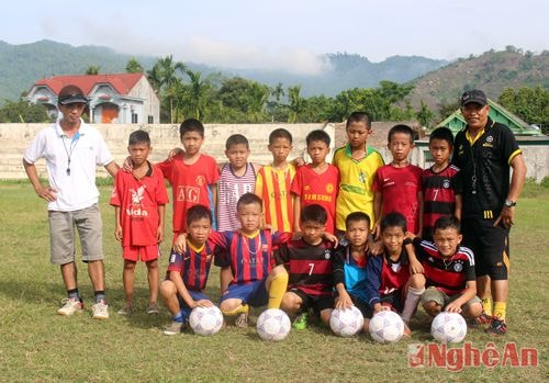 Thầy và trò đội bóng nhi đồng huyện Quế Phong ghi lại hình ảnh kỷ niệm trước thềm mùa giải mới. Tất cả đều khẳng định quyết tâm thể thao lành mạnh, hết mình và hào hứng.