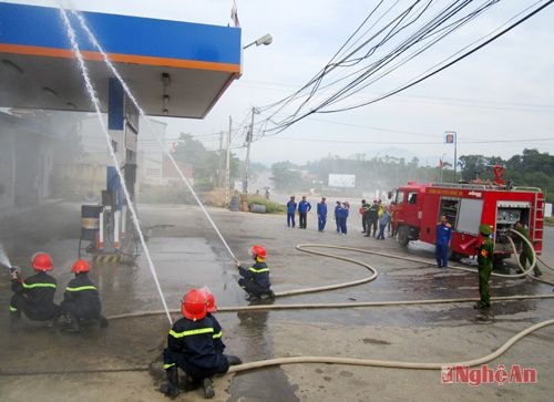 Các lực lượng phối hợp dập tắt đám cháy.