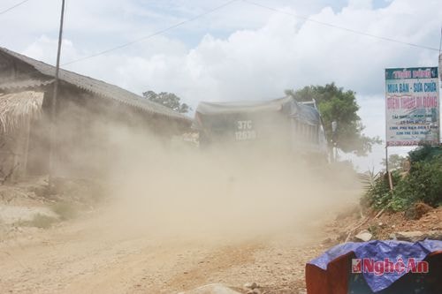 Bụi trắng khi xe chạy qua.