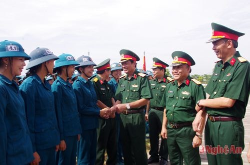 Chính ủy Quân khu 4 (người thưd 4 nhìn bên phải sang) động  viên lực lượng nữ dân quân các đia phương tham gia luyện tập tai Tiểu đoàn A70, Trường Quân sự Quân khu 4.