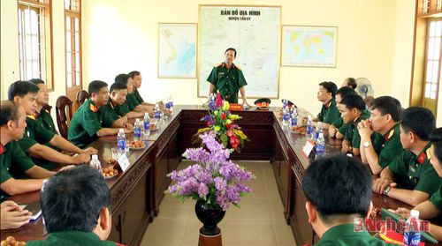 Đại tá Lương Hồng Phong – Chính ủy Bộ chỉ huy quân sự tỉnh phát biểu tại buổi rút kinh nghiệm tham quan