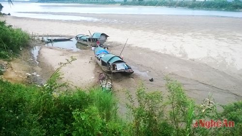 Bến đò Phuống (Thanh Chương) nước cạn khô