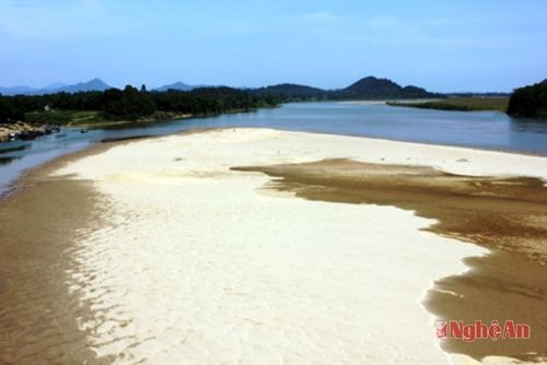 Nhiều nơi để lộ ra bãi cát trắng xóa