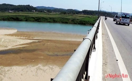 Chân cầu Rộ huyện Thanh Chương nước đã gần cạn kiệt.