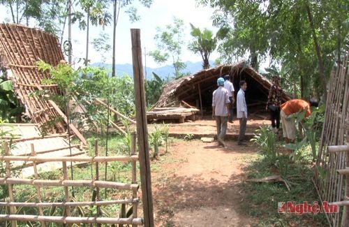 Cơn lốc ngày 1-6 đã khiến 4 nhà của xã Tiền Phong bị sập mái.