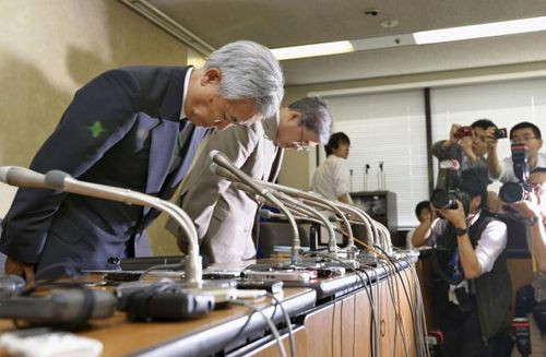 Toichiro Mizushima ( L ) , chủ tịch của Pension Service Nhật Bản  đưa ra lời xin lỗi trong một cuộc họp báo ở Tokyo 