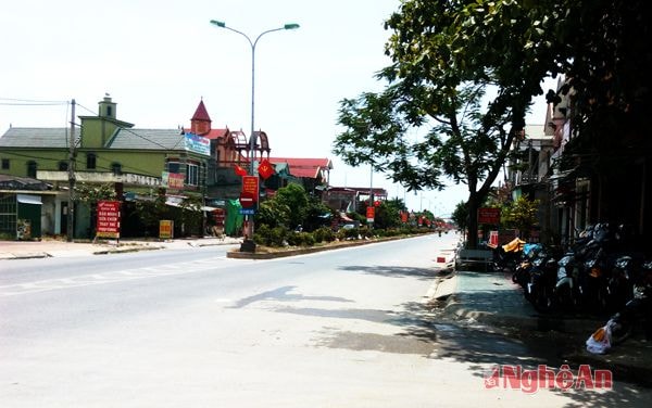 11h trưa ngày 2/6, đoạn ngã tư Thị trấn Con Cuông đông đúc thường ngày đã không còn người qua lại do cái nắng đổ lửa trút xuống.