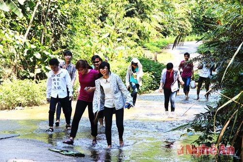 Địa điểm mà đa số người dân lựa chọn là thác Khe Kèm, cách Thị trấn Con Cuông khoảng 19 km.