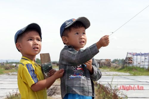 Niềm yêu thích thả diều cũng trong không gian mặn mòi này