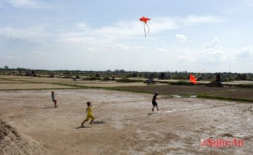 Hằng trăm, hàng ngàn đứa trẻ có những ngày hè như thế