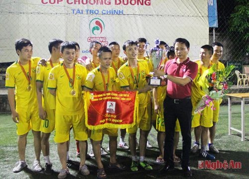Ông Hồ Tuấn Đức - Giám đốc Chi nhánh phân phối độc quyền miền Bắc Công ty CP nước giải khát Chương Dương trao Cup vô địch Vinh League 2015 cho FC Văn Minh.