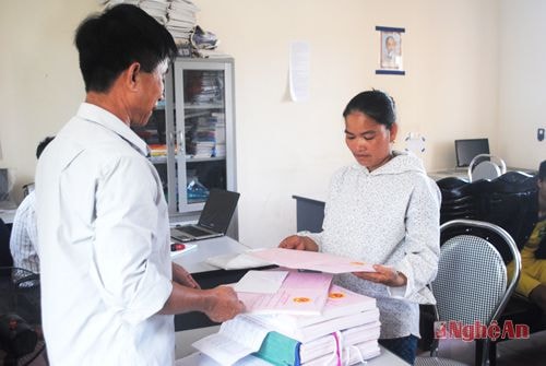 Người dân tái định cư xã Ngọc Lâm (Thanh Chương) nhận giấy chứng nhận quyền sử dụng đất. Ảnh: Xuân Hoàng 