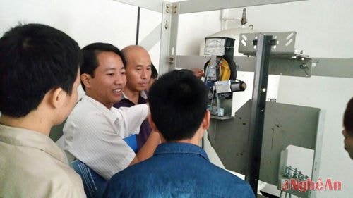 Anh Lê Lương Nguyên (giữa) giới thiệu cho khách hàng về dây chuyền sản xuất của công ty.