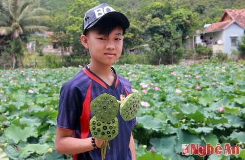 Các em nhỏ thích thú khi được bố mẹ mua cho đài sen để ăn và vui chơi.