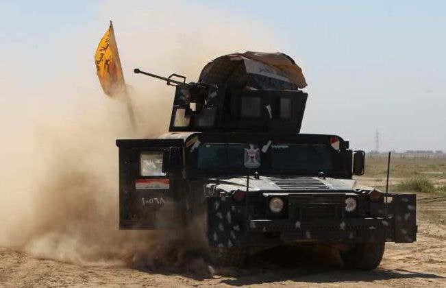 Xe quân sự của quân chính phủ Iraq trong cuộc giao tranh với IS ở Tikrit, tháng 3/2015.  Nguồn: AFP