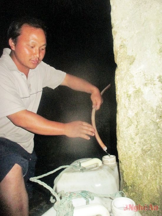 Anh Và Bá Cở bản Loong Kèo phải đi xa hơn nửa cây số để lấy nước