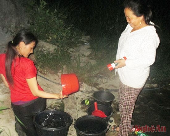 Còn người bạn thì rọi đèn pin giúp chị múc nước
