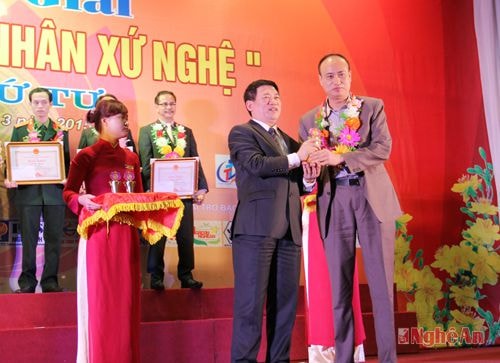 Giám đốc Điện lực Nghệ An được vinh danh Doanh nhân  xứ Nghệ lần thứ 4/2015.Ảnh: P.V