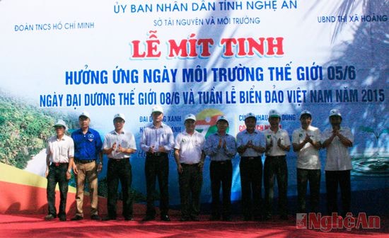 Đồng chí Đinh Viết Hồng cùng đại diện các sở ban ngành trao tặng các dụng cụ thu gom rác cho Thị xã Hoàng Mai