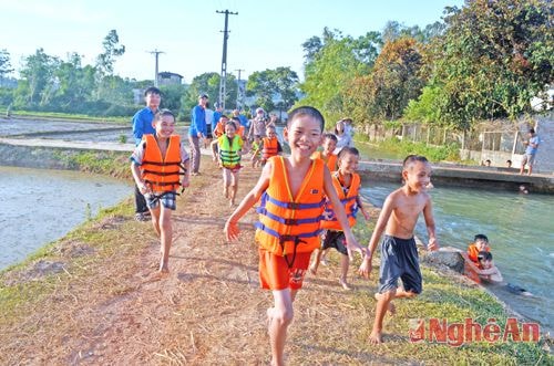 Từ 4 giờ chiều, dù thời tiết vẫn còn rất nắng nóng nhưng trẻ em trong xã đã ùa nhau ra dòng kênh để thỏa thích với  nguồn nước mát lạnh vừa được bơm từ sông Đào về