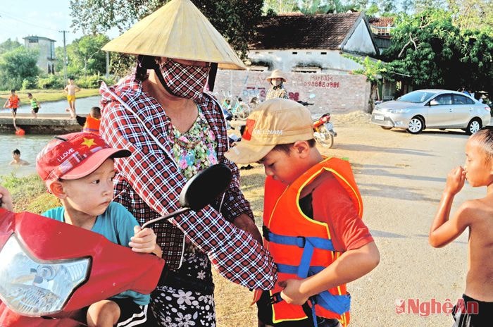 Rất nhiều phụ huynh khác, dù đang thời điểm vào vụ mùa mới nhưng vẫn tranh thủ chở con ra bơi