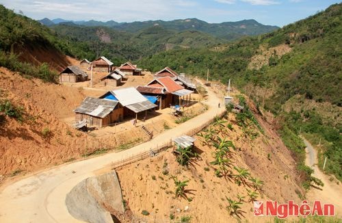 Vừa mới chuyển đến khu định cư mới với độ cao lớn, mặt bằng mới được san ủi, không có bóng cây nên bản Xốp Mạt được xem là nơi nóng nhất huyện Tương Dương