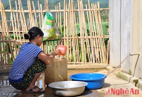 Độ cao lớn, hệ thống đường ống và bể chứa nước sinh hoạt không đảm bảo khiến người dân Xốp Mạt vất vả vì thiếu nước trong những ngày nắng nóng