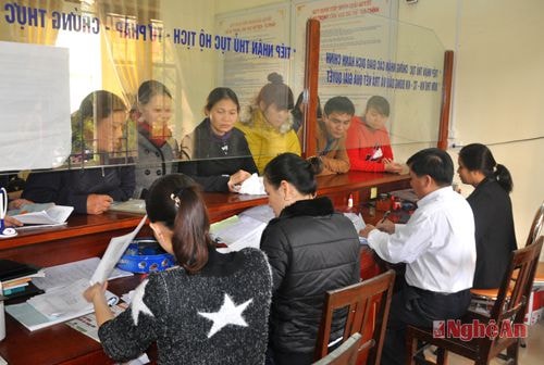 Giao dịch tại trung tâm một cửa phường Hà Huy Tập (TP. Vinh). Ảnh: thanh lê