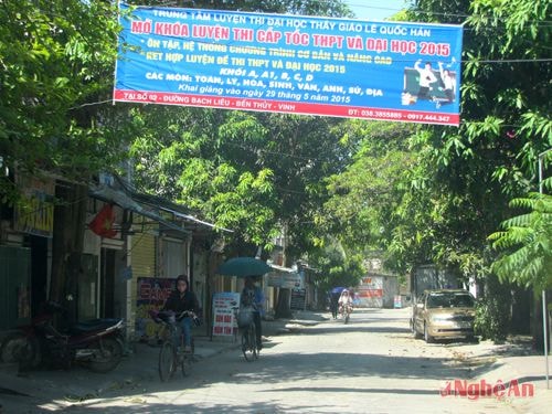 Lò luyện thi treo băng rôn quảng cáo nhưng vẫn không thu hút được học sinh.
