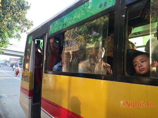 Xe khách 37B 00993 lúc bị dừng kiểm tra
