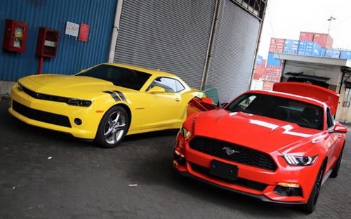 Hai mẫu xe cơ bắp nổi tiếng Ford Mustang và Chevrolet Camaro vừa được nhập khẩu về Việt Nam - Ảnh: Otosaigon.com.