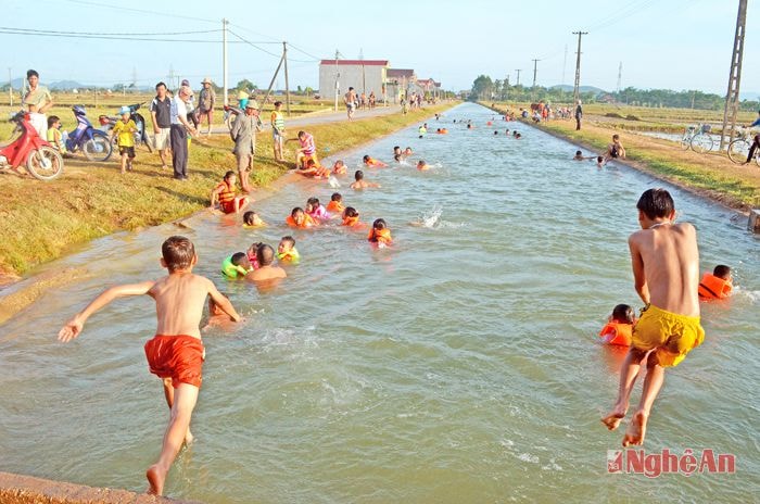 Gọi là bể bơi nhưng đây thực tế chỉ là một đoạn kênh thuộc trạm bơm nước số 1 của công ty thủy lợi Đô Lương. Tranh thủ những ngày bơm nước để chuẩn bị cho vụ Hè Thu người dân xã Văn Sơn đã biến đoạn kênh thành một bể bơi sinh động. Đây cũng có lẽ là bể bơi dài nhất ở Nghệ An vì nó chạy dài hàng chục km, qua nhiều xã của huyện Đô Lương. Kinh phí cho bể bơi cũng thuộc loại 